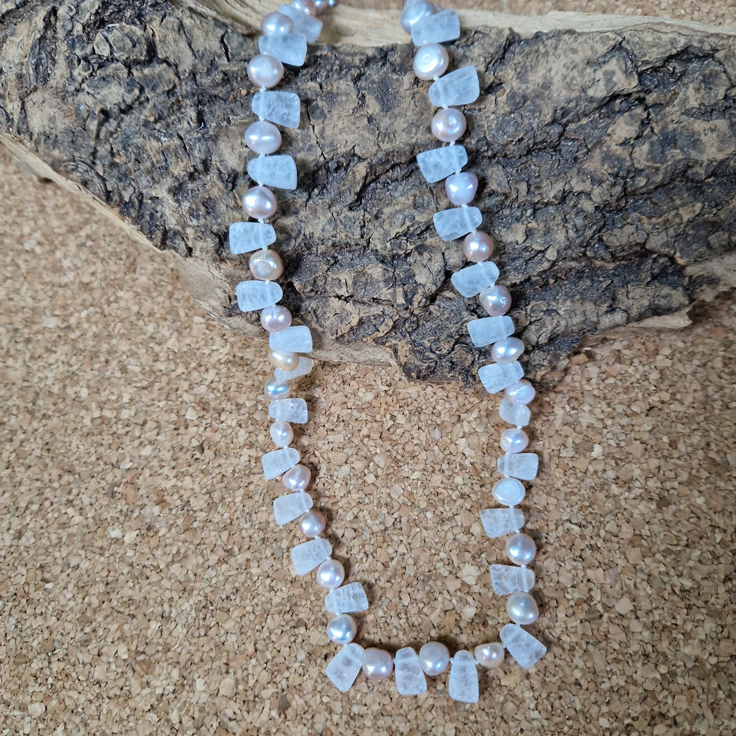 Freshwater pearl and crackle quartz necklace 25