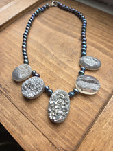 Druzy quartz and freshwater pearls necklace 15"