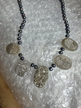 Druzy quartz and freshwater pearls necklace 15"