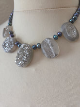 Druzy quartz and freshwater pearls necklace 15"